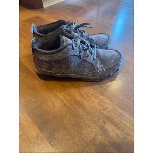 Woman’s Skechers leather relaxed fit air cooled memory foam boot sneakers size 8